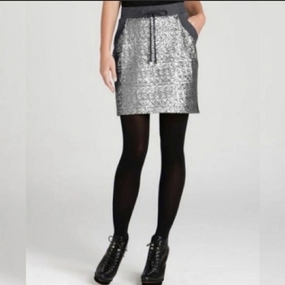 💥NWT💥 ANN TAYLOR SILVER SEQUIN KNIT SKIRT SZ M - Picture 1 of 8